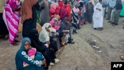 Watu waliopoteza makazi kutoka na vita vinavyoendelea Sudan wakisubiri kupokea misaada Desemba 23, 2023. Picha na AFP
