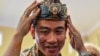 Calon wakil presiden Gibran Rakabuming Raka yang merupakan putra sulung Presiden Joko Widodo saat kampanye di Sumedang, Jawa Barat, 9 Februari 2024. (Foto: Antara/Raisan Al Farisi/via REUTERS)