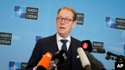 Menteri Luar Negeri Swedia Tobias Billstrom dalam konferensi pers di markas NATO di Brussel, Kamis, 6 Juli 2023. (AP/Virginia Mayo)