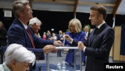 Francuski predsjednik Emmanuel Macron glasa u pratnji prve dame Francuske Brigitte Macron na biračkom mjestu za glasanje u drugom krugu francuskih parlamentarnih izbora u Le Touquet-Paris-Plage, 7. jula 2024.