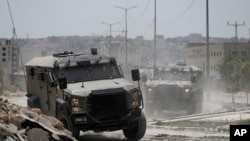 រថយន្ត​យោធា​អ៊ីស្រាអែល​ធ្វើ​ប្រតិបត្តិការ​នៅ​ទីក្រុង Jenin ក្នុង​តំបន់​ West Bank នាថ្ងៃសុក្រ​ ទី ៥ ខែកក្កដា ឆ្នាំ ២០២៤។ 