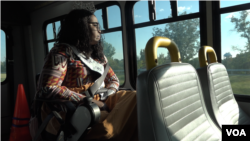 Chandra Smith, dans un bus dans le Maryland. (Photo Nanythe Talani/VOA)