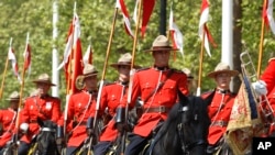 2012年5月23日，加拿大皇家騎警前往參加英國女王伊麗莎白二世換崗儀式。