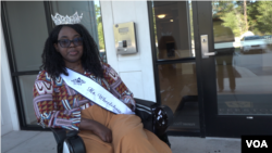 Chandra Smith, ingénieure en technologie, ex Miss Wheelchair Maryland 2023 et Première Noire Couronnée Miss Wheelchair États-Unis, à Pasadena dans le Maryland, en 2023 (Photo Nanythe Talani/VOA).