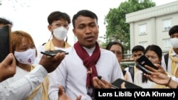 លោក កើត សារ៉ាយ ប្រធានសមាគមនិស្សិតបញ្ញវន្តខ្មែរ ផ្តល់បទសម្ភាសន៍នៅក្បែរព្រះបរមរាជវាំង រាជធានីភ្នំពេញ ថ្ងៃទី២៩ មីនា ២០២៣។ (លាស់ លីបលីប/វីអូអេ)