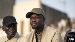 Kiongozi wa upinzani nchini Senegal Ousmane Sonko (Katikati), wakati wa mkutano wa chama chake mjini Dakar, Machi 13, 2023.