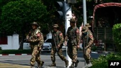 緬甸軍事安全部隊成員於2024年2月1日在抗議三年前軍事政變的「無聲罷工」期間在街道上巡邏。（法新社照片）