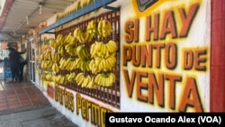 Fachada de un negocio de venta de frutas, hortalizas, vegetales y víveres en Maracaibo, Venezuela. Un observatorio independiente calculó que la inflación de agosto en Venezuela fue de 13,6%.