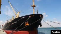 Kapal kargo Sea Champion berbendera Yuniani berlabuh di pelabuhan Aden, Yaman, setelah diserah ketika berlayar di Laut Merah pada 21 Februari 2024. (Foto: Reuters/Fawaz Salman)