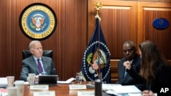 Presiden Joe Biden bersama Menteri Pertahanan Lloyd Austin dalam pengarahan harian kepresidenan di Gedung Putih, Washington, D.C., Senin, 29 Januari 2024. (Adam Schultz/Gedung Putih via AP)