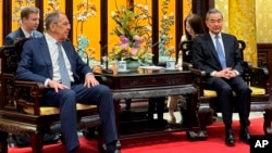 Рускиот министер за надворешни работи Сергеј Лавров, лево, и кинескиот министер за надворешни работи Ванг Ји, за време на нивната средба во Пекинг, Кина, 8 април 2024 година