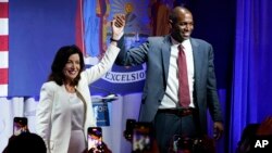 Gubernur New York Kathy Hochul berdiri bersama Letnan gubernur Antonio Delgado dalam sebuah acara pemilu di New York pada 28 Juni 2022. (Foto: AP/Mary Altaffer)