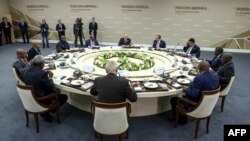 Rais wa Russia Vladimir Putin akiongoza kifungua kinywa akiwa na wakuu wa mashirika ya kanda ya Afrika huko Saint Petersburg Julai 27, 2023. Picha na Valery SHARIFULIN / AFP.