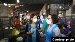 អ្នកស្រី​វេជ្ជបណ្ឌិត Mandy K. Cohen​ ត្រួតពិនិត្យ​ផ្សារ​ក្នុងស្រុកនៅ​ទីក្រុង​ភ្នំពេញ​។(រូបថត៖ស្ថានទូតអាមេរិក​ប្រចាំ​កម្ពុជា)