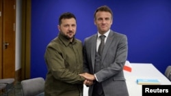 Rais wa Ukraine Volodymyr Zelenskyy (kushoto) na Rais wa Ufaransa Emmanuel Macron 