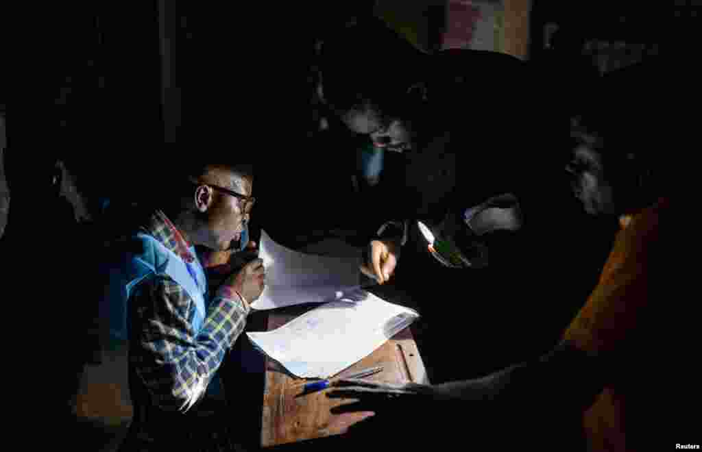 Hamwe mu habareye amatora nta muyagankuba wari uhari. Abari mu murwi utegura amatora, na'abatoye bifashisha amatoroshi.