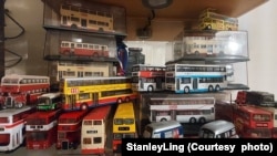 伴隨凌茂思心愛多年的巴士玩具模型，也展示在他英國新的家裡。（圖片來源：受訪者提供）