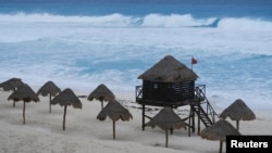 Затворени плажи во Канкун, Мексико. 