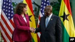 La vicepresidenta de EEUU, Kamala Haris, es recibida por el presidente de Ghana, Nana Akufo-Addo en Accra, el 27 de marzo de 2023.