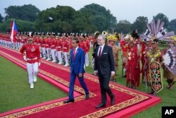 Perdana Menteri Ceko Petr Fiala (kanan), didampingi oleh Presiden Indonesia Joko Widodo (kiri), memeriksa pasukan kehormatan setibanya di Istana Kepresidenan di Bogor, Jawa Barat, Selasa, 18 April 2023.(AP/Achmad Ibrahim)