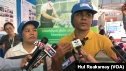 លោក សំណាង សុធា ម្ចាស់​សហគ្រាស​កែច្នៃ​ត្រី និង​ភរិយា ថ្លែង​ជាមួយ​អ្នកសារព័ត៌មាន នៅ​ទីតាំង​កែច្នៃ​ត្រី​របស់​លោក ក្នុង​ខេត្តសៀមរាប ថ្ងៃទី១៩ ខែកញ្ញា ឆ្នាំ២០២៣។ (ហ៊ុល រស្មី/វីអូអេ)