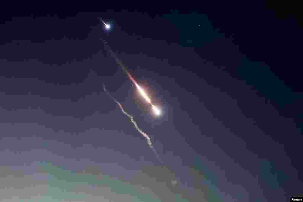 នេះ​ជា​អ្វី​ដែល​គេ​បាន​មើលឃើញ​នៅ​លើមេឃ​នៅ​ហ្សេរុយសាឡិម ក្រោយពី​អ៊ីរ៉ង់​បានបាញ់​មីស៊ីល​និងដ្រូន​សំដៅ​លើអ៊ីស្រាអែល​នៅថ្ងៃទី១៤ ខែមេសា ឆ្នាំ២០២៤។ (REUTERS/Ronen Zvulun)