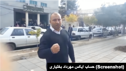 مهرداد بختیاری در مقابل دادگاه انقلاب اسلامی کرج