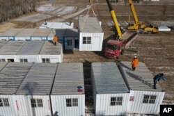 Picha na Shirika la Xinhua News Agency, Mamia ya nyumba za muda zimejengwa siku ya Ijumaa (Desemba 22) kwa ajili ya manusura wa tetemeko la ardhi katika jimbo la kaskazini-magharibi la China la Gansu, Dec. 21, 2023.