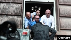 Deputetë të opozitës hyjnë në godinën e parlamentit nga dritaret