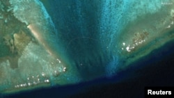 南中國海有爭議的斯卡伯勒淺灘（中國稱黃岩島，Scarborough Shoal）的入口處。