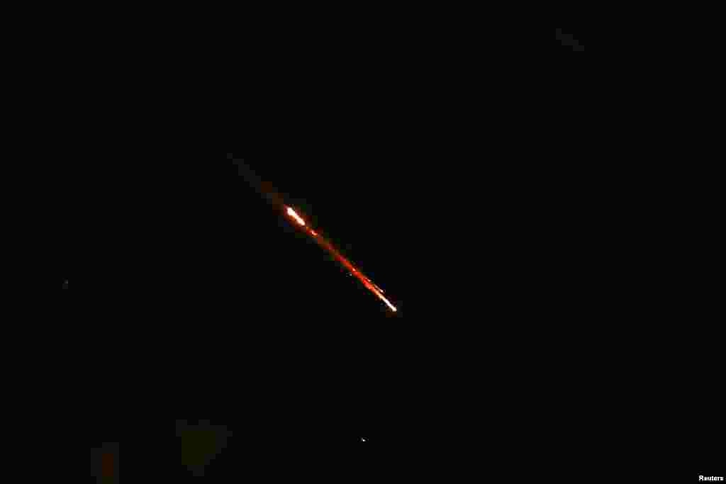 នេះ​ជា​អ្វី​ដែល​គេ​បាន​មើលឃើញ​នៅ​លើមេឃ​នៅ​ហ្សេរុយសាឡិម ក្រោយពី​អ៊ីរ៉ង់​បានបាញ់​មីស៊ីល​និងដ្រូន​សំដៅ​លើអ៊ីស្រាអែល​នៅថ្ងៃទី១៤ ខែមេសា ឆ្នាំ២០២៤។ (REUTERS/Ronen Zvulun)