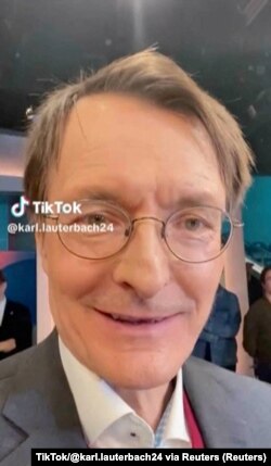Menteri Kesehatan Jerman Karl Lauterbach terlihat dalam tangkapan layar video TikTok, 7 April 2024. (Foto: TikTok/@karl.lauterbach24 via REUTERS)