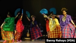 Para penari menampilkan tari kipas khas Sulawesi Selatan. (Foto: VOA/Banny Rahayu)