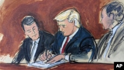 Sketsa gambar: Mantan Presiden AS Donald Trump, tengah, diapit oleh pengacara pembelanya, menandatangani surat jaminannya di pengadilan federal di kota Miami, Florida, Selasa 13 Juni 2023. 