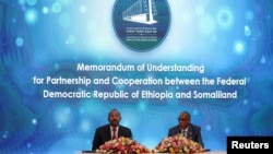 Rais wa Somaliland, Muse Bihi Abdi (R) akiwa na Waziri Mkuu wa Ethiopia Abiy Ahmed katika mkataba wa kihistoria wa kutumia bandari. Picha imechukuliwa Addis Ababa, Ethiopia, Jan. 1, 2024. 