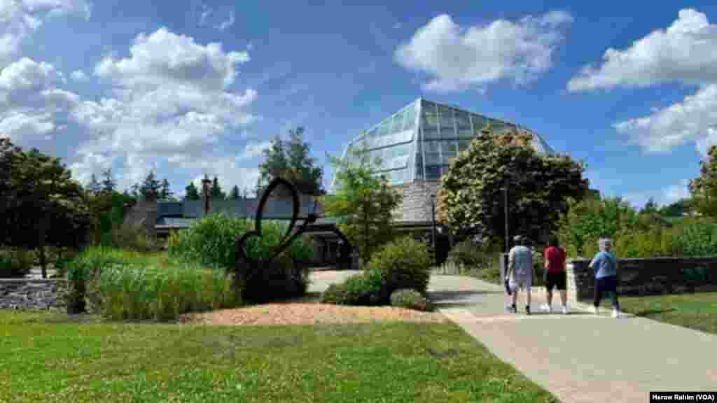 باخچەی پەپوولەکان لە نایاگرای کەنەدا یەکێک لە گەورەترین باخچەکانی پەپوولە لە ئەمەریکای باکوور کە بە شووشە داخراوە لە شاری نایاگرای ئۆنتاریۆی کەنەدا. زیاتر لە 2 هەزار پەپوولەی ڕەنگاوڕەنگ لەم باخچەیەدا دەفڕن کە بووەتە جێگای سەرنجی ئەو گەشتیارانەی بۆ بینینی تاڤگە بەناوبانگەکانی نایاگرا ڕوو لە ناوچەکە دەکەن. ئەم باخچەیە بە تایبەتی شوێنێکی سەرنج ڕاکێشە بۆ ئەو گەشتیارانەی کە منداڵیان لەگەڵدایە. &nbsp;