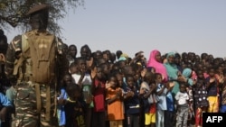 Watoto waliopoteza makazi wakiwa katika kijiji kilichopo Kusini Kaskazini mwa Niger Juni 9, 2022. Picha na BOUREIMA HAMA / AFP.