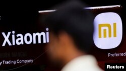 Muškarac prolazi pored logotipa Xiaomija, kineskog proizvođača potrošačke elektronike, ispred prodavnice u Mumbaiju, Indija, 11. maja 2022.