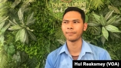 លោក ប្រាក់កែវ រិទ្ធីឯក អាយុ​១៩​ឆ្នាំ និស្សិត​ឆ្នាំ​ទី​២ ផ្នែក​វិទ្យាសាស្ត្រ​កុំព្យូរទ័រ​ ផ្តល់​បទសម្ភាសន៍​ជាមួយ​សំឡេង​សហរដ្ឋអាមេរិក​ នៅ​ទីក្រុង​ភ្នំពេញ​ ថ្ងៃទី​១៤ ខែកក្កដា ឆ្នាំ​២០២៣។ (ហ៊ុល រស្មី/វីអូអេ)