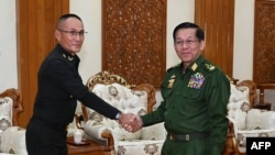 2023年12月27日，緬甸軍政府領導人敏昂萊（右）大將在內比都與泰國皇家武裝部隊聯合作戰局局長賈卡蓬·詹彭（左）中將握手。（法新社照片）
