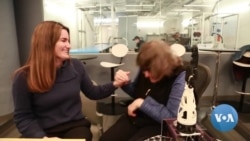 መስማትም ማየትም ለተሳናቸው ሰዎች ተግባቦትን የሚያስችል ሮቦት እየበለጸገ ነው 