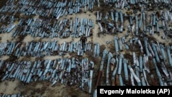 Рештки російських ракет, які використовувались для нападів на Харків 22 грудня 2022 (AP Photo/Evgeniy Maloletka)