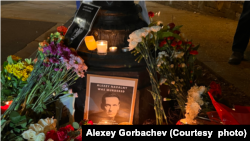 Memorijalni skup Alekseju Navaljnom ispred ruske ambasade u Washingtonu, 16. februara 2024.