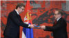 Novi ambasador Hrvatske u Srbiji Hidajet Biščević predaje akreditive predsedniku Srbije Aleksandru Vučiću u maju 2020. godine (foto: predsednik Srbije)