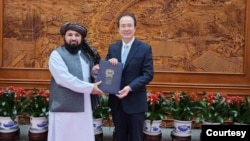 Duta Besar Taliban Assadullah Bilal Karimi menyerahkan surat-surat kepercayaan kepada Hong Lei, Direktur Jenderal Departemen Protokol Kementerian Luar Negeri China, di Beijing, 1 Desember 2023. (Foto: Pemerintah Taliban)