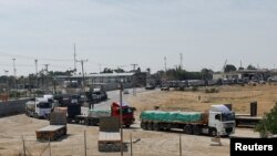 FILE: Truk yang membawa bantuan menunggu untuk keluar di Rafah di selatan Jalur Gaza, di sisi perbatasan Palestina dengan Mesir, saat konflik antara Israel dan kelompok Islam Palestina Hamas berlanjut, 21 Oktober 2023. (REUTERS/Ibraheem Abu Mustafa)
