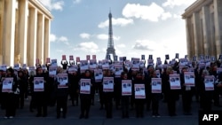 人們手舉以色列人質的照片在巴黎集會要求立即釋放240名被哈馬斯綁架到加沙的以色列人質。（2023年11月7日）