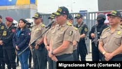 El jefe de la Policía Nacional del Perú, Jorge Angulo Tejada, anunciando el plan especial para la persecución de delicuentes más allá de las fronteras con apoyo internaccional.
