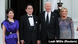 Presiden AS Joe Biden dan Ibu Negara Jill Biden berpose bersama Perdana Menteri Jepang Fumio Kishida dan istrinya Yuko Kishida ddi Gedung Putih di Washington, AS, 10 April 2024. (Foto: REUTERS/Leah Millis)
