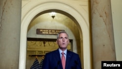 Ketua DPR AS Kevin McCarthy menyampaikan pernyataan di Gedung Capitol, Washington, pada 12 September 2023. (Foto: Reuters/Elizabeth Frantz)